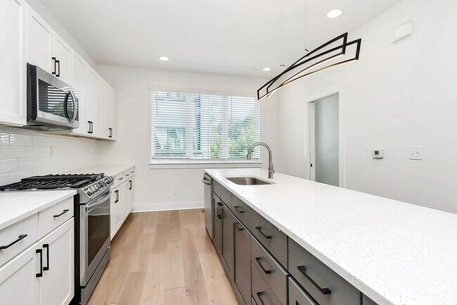 Building Photo - Stunning 3 Bedroom Townhome Near Uptown Ch...