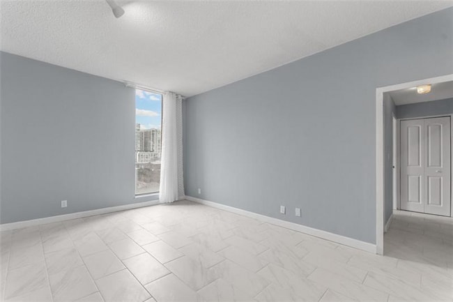 Sala de estar - 3060 Pharr Court North NW