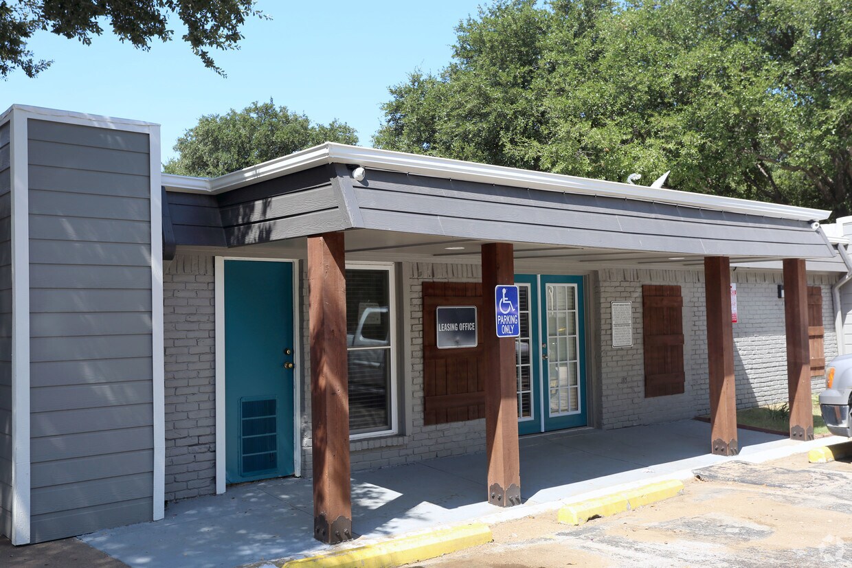 Primary Photo - Amber Vista Apartments