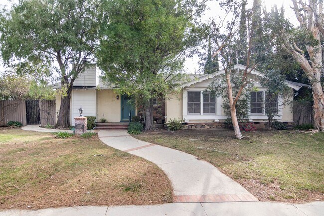 Building Photo - Gorgeous 3 bedroom Home in Chatsworth!