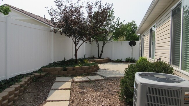 Building Photo - Beautiful Updated 3 Bedroom Ranch Style Ho...