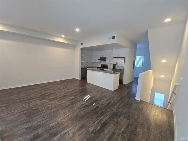 Building Photo - 1620 W 237th St