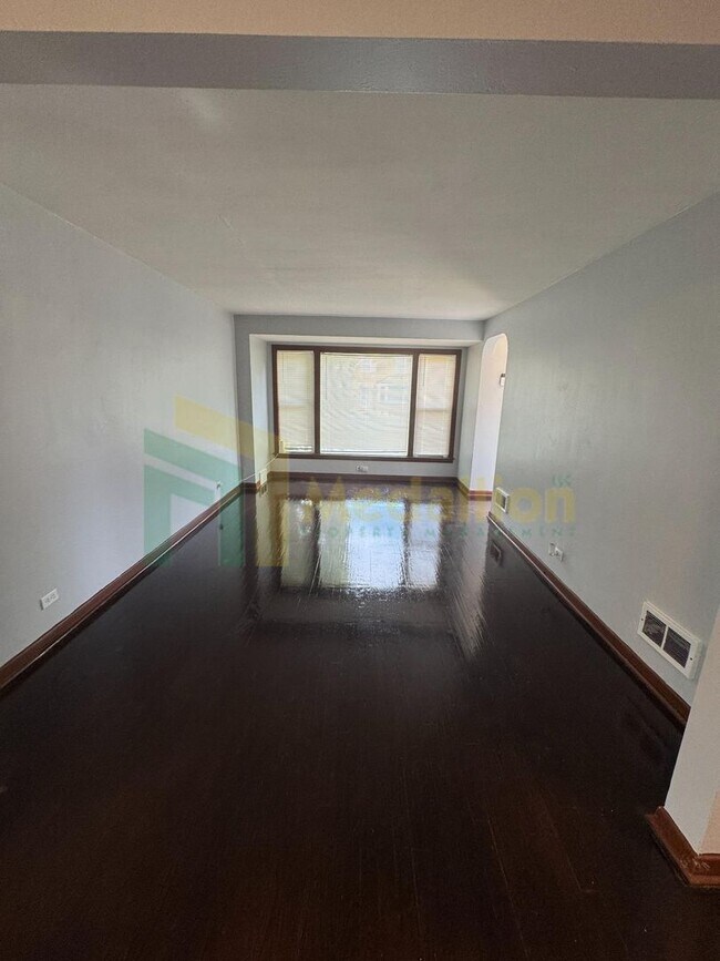 Foto del edificio - Brick Bungalow 4 bed 2 bath + Bonus area i...