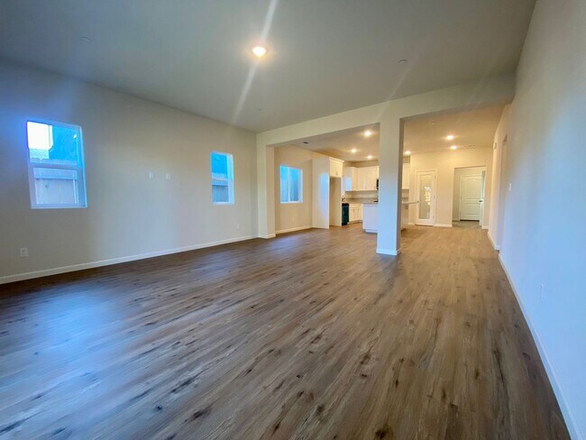 Foto del edificio - NEWER 4 Bedroom 2 Bath home for RENT!