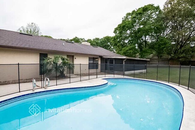Foto del edificio - 916 Tarawood Ln