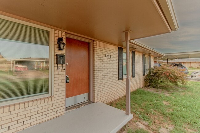 Building Photo - 3 Bed 1.5 Bath in Del City! Half off on th...