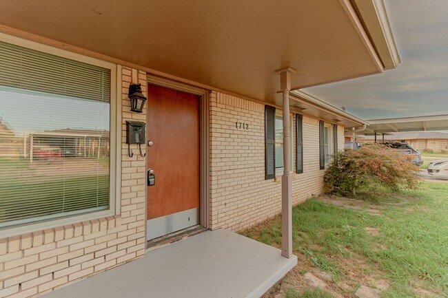 Foto del edificio - 3 Bed 1.5 Bath in Del City! Half off on th...