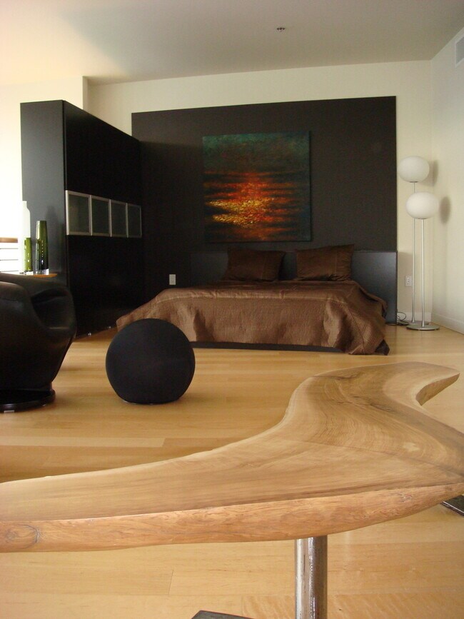 Building Photo - Wonderful Two story Penthouse Condo! Water...
