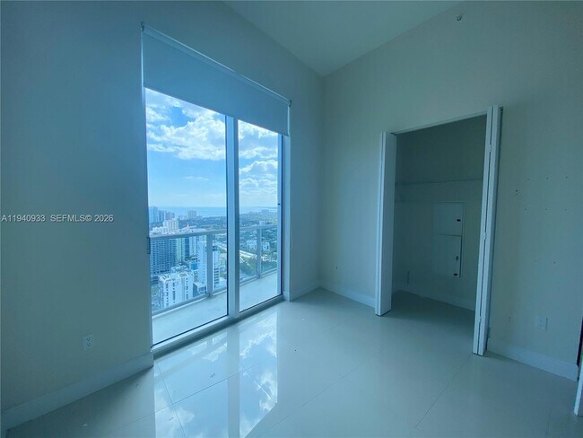 Foto del edificio - 185 SW 7th St