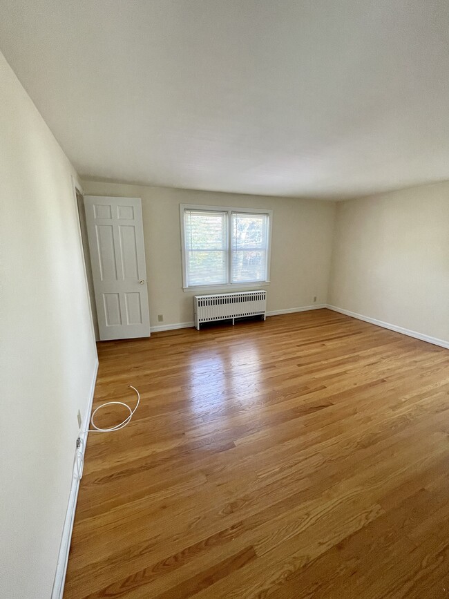 Living Room - 342 Diamond Bridge Ave