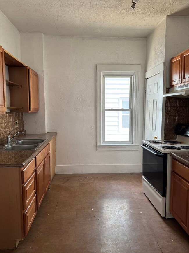Building Photo - 2 Bedroom 1 Bath Home $1000.00