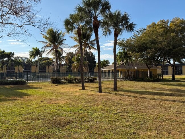 Building Photo - 410 Meadows Cir