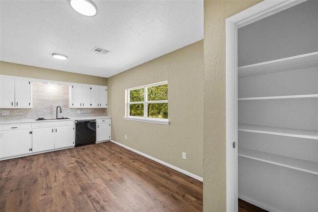 Foto del edificio - 703 SE Sullivan Dr