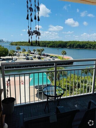 Building Photo - 400 Kings Point Dr