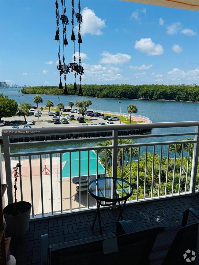 Building Photo - 400 Kings Point Dr
