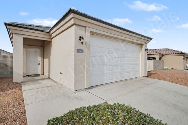 Foto del edificio - CENTRALLY LOCATED...RV PARKING...LARGE LOT