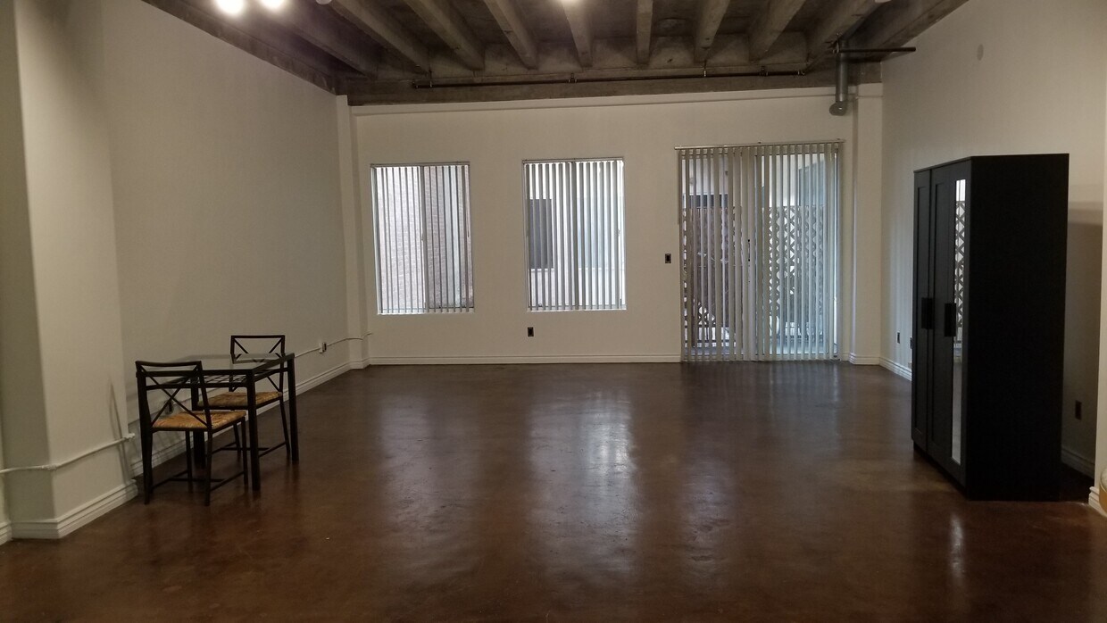 View 1 - 312 W 5th St
