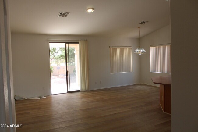 Foto del edificio - 964 N Buckaroo Ln