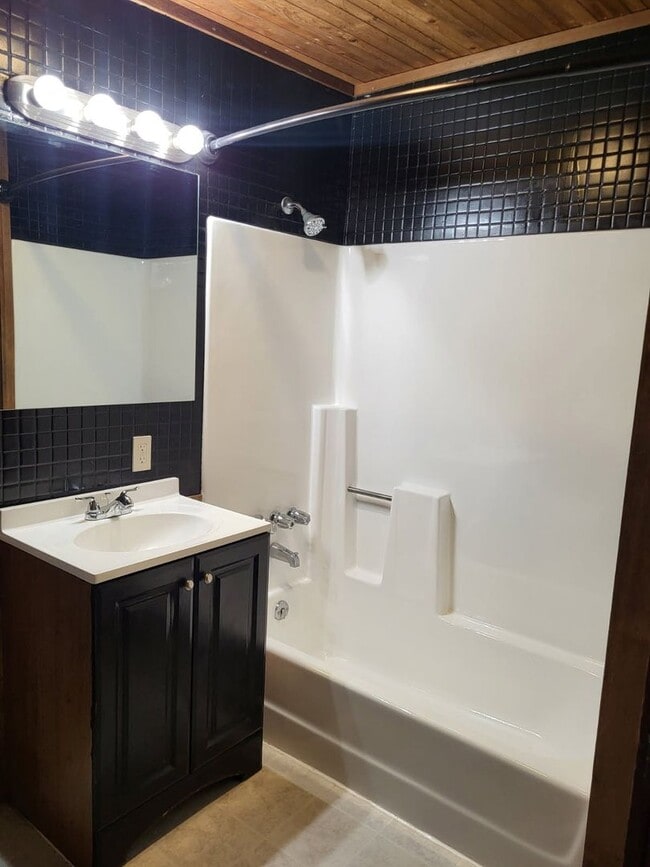 Building Photo - Cozy 2 BD, 1 BA Ground floor Duplex with L...