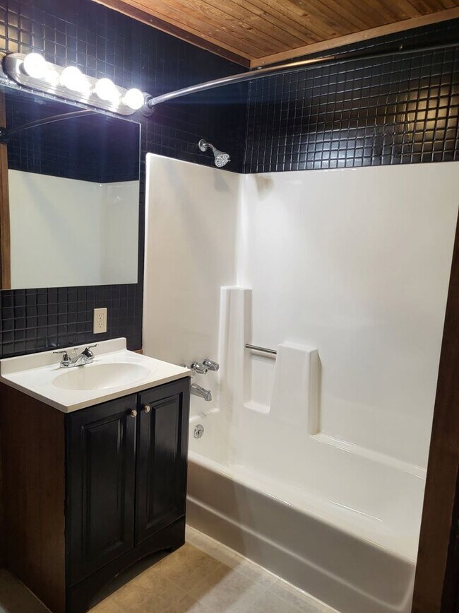 Foto del edificio - Cozy 2 BD, 1 BA Ground floor Duplex with L...