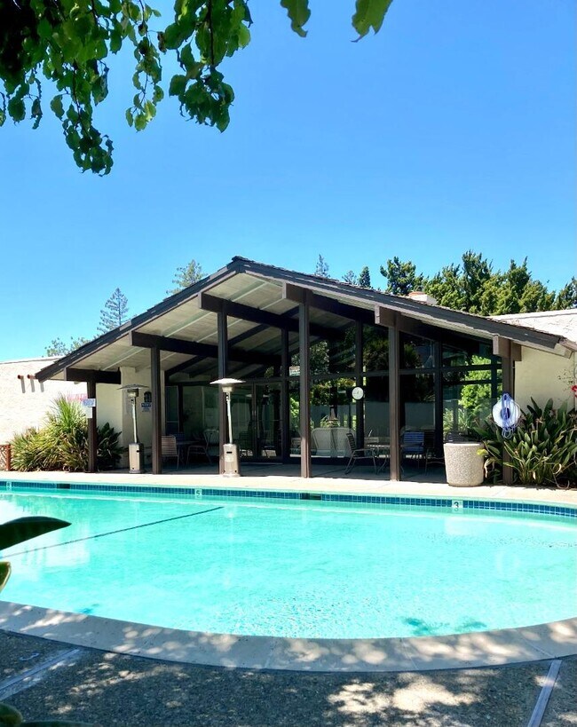 Building Photo - 2457 Sharon Oaks Dr