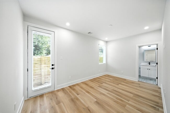 Foto del edificio - 2306 Hoskins Dr