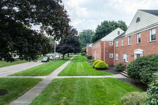 Building Photo - The Woods of Fairlawn