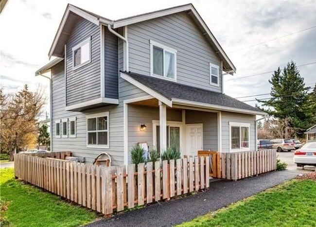 Building Photo - Lovely 2 Bedroom Townhouse - Pets Possible