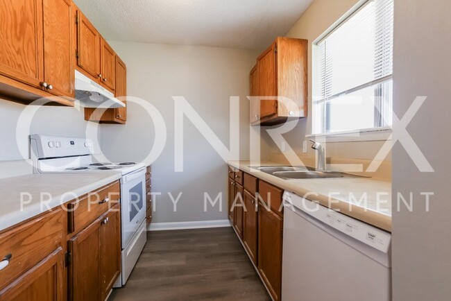 Building Photo - Lovely 4 Bedroom