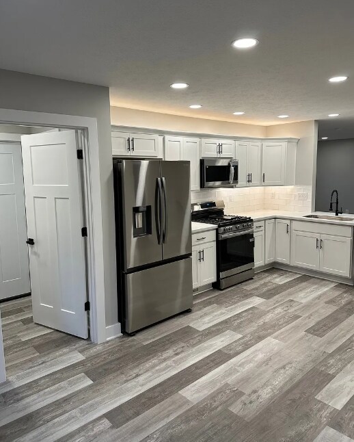 La puerta de la cocina conduce al lavadero/garaje. - 8195 Lake Pleasant Rd