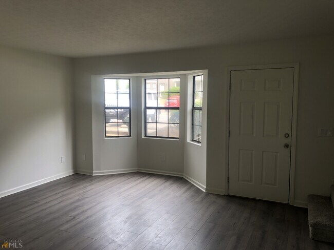 Building Photo - 1448 Springleaf Cir SE