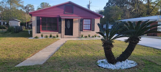 Building Photo - 2257 Roberta Dr