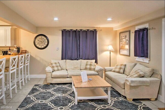 Foto del edificio - 2 br, 1 bath Triplex - 13803 Des Moines Me...