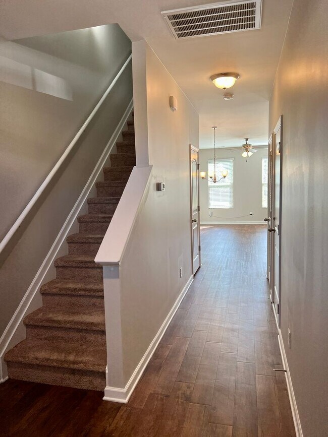 Building Photo - 3BR 2.5BA Townhouse/Condominium