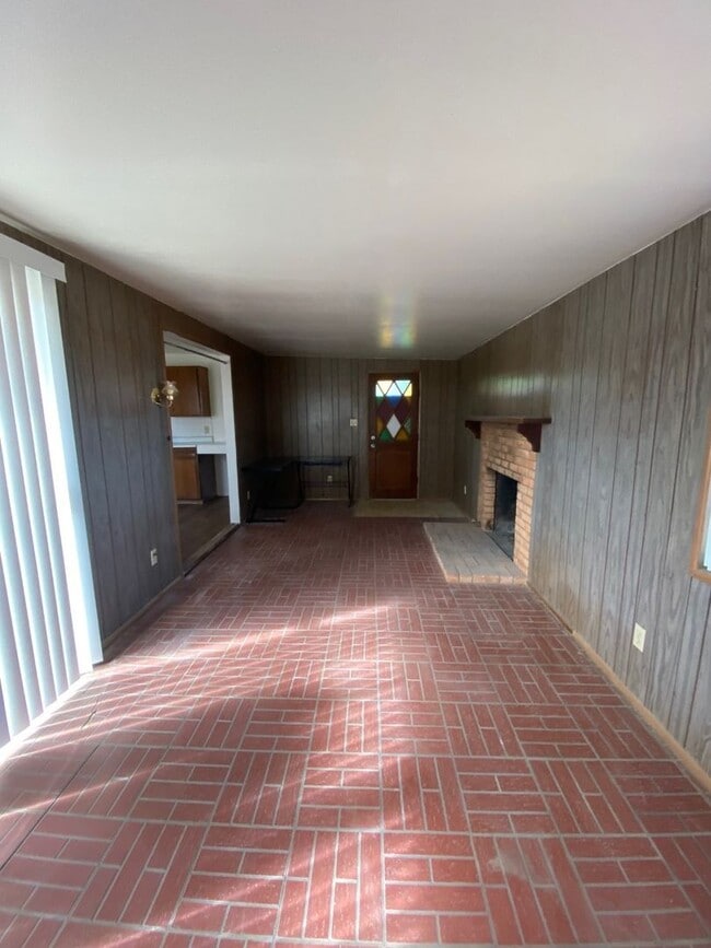 Building Photo - AVAILABLE NOW $200 off First Month Rent