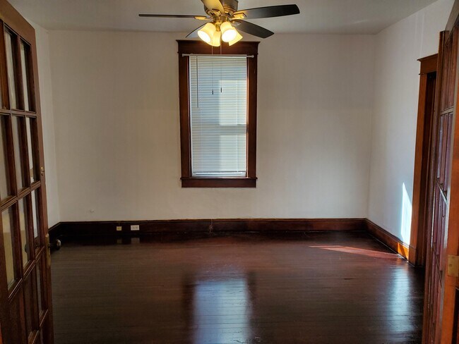 Foto del edificio - 6414 Rosemont Ave