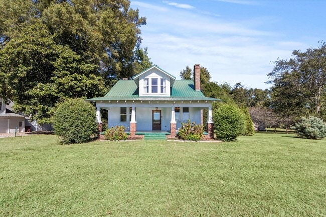 Building Photo - Country Classic with Modern Convenience!