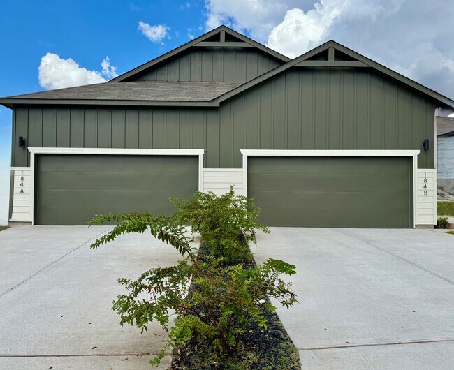 Foto del edificio - Stunning 3x2 Luxury Duplex in Buda, TX!