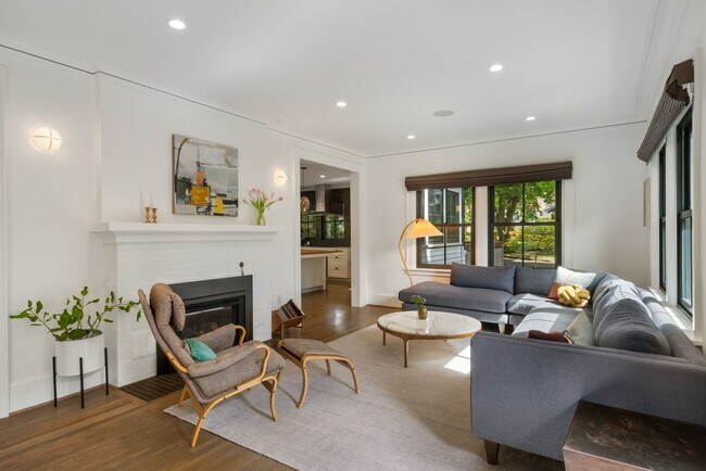 Foto del edificio - Absolutely Stunning Remodeled 4 Bed/3 Bath Grant Park Dutch Colonial!