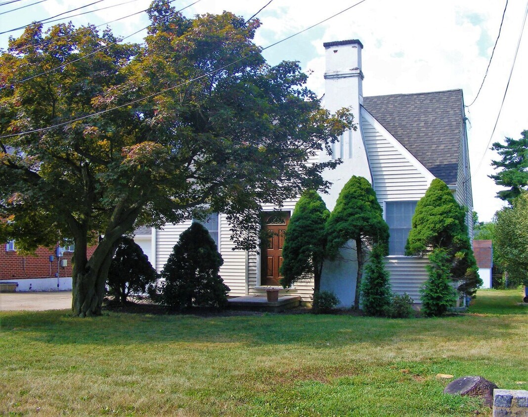 Primary Photo - Charming Cape 2 bed and den /1.5 bath in W...