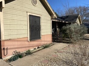 Building Photo - 5006 Sara Dr