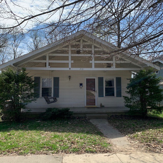 Porche delantero cubierto con columpio - 210 E Vermilya Ave