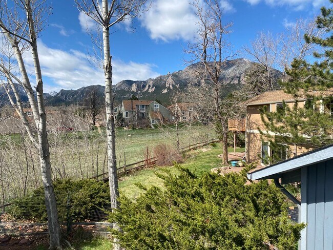 Building Photo - 3 Bed 2 Bath Home Backing to Open Space in...