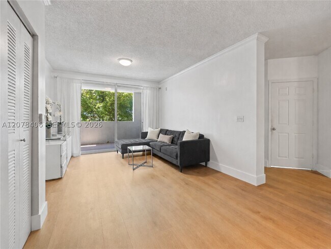 Foto del edificio - 17145 N Bay Rd