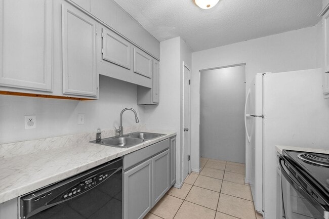 Building Photo - Charming 1 Bedroom/1 Bathroom Available Now!