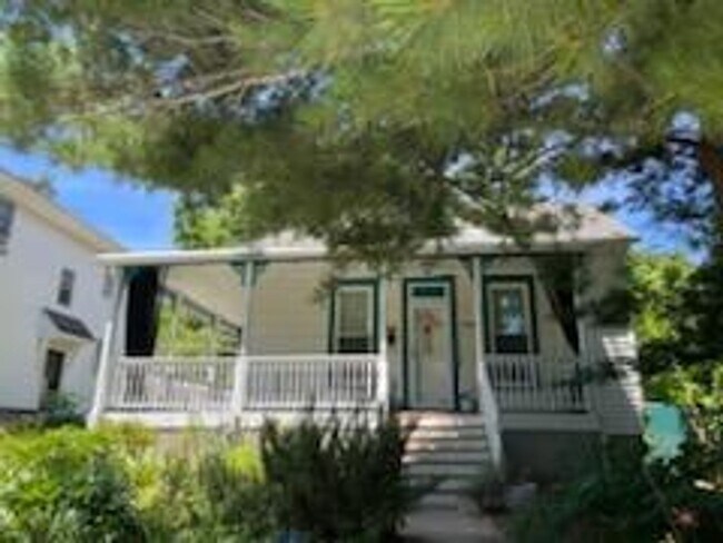 Building Photo - Charming and Sunlight 3BD, 1 BA in the Qua...