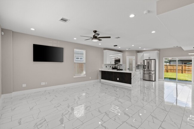 Building Photo - 7925 Colonial Ln