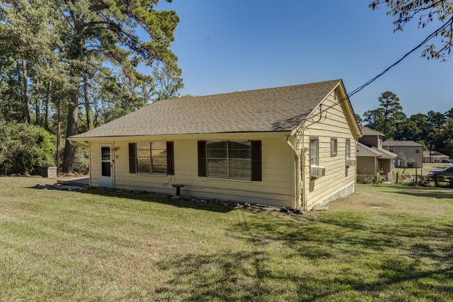 Building Photo - 711 Cherokee Dr