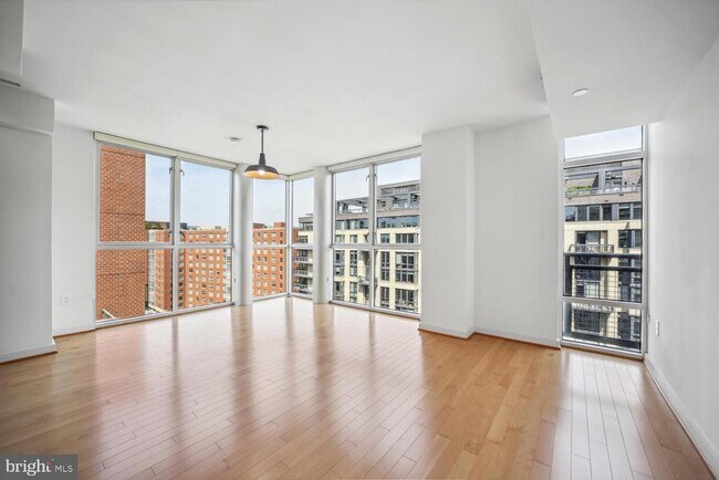 Foto del edificio - 1025 First St SE