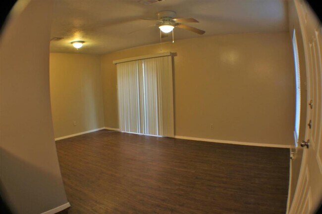 Foto del edificio - 2717 Sprucewood B